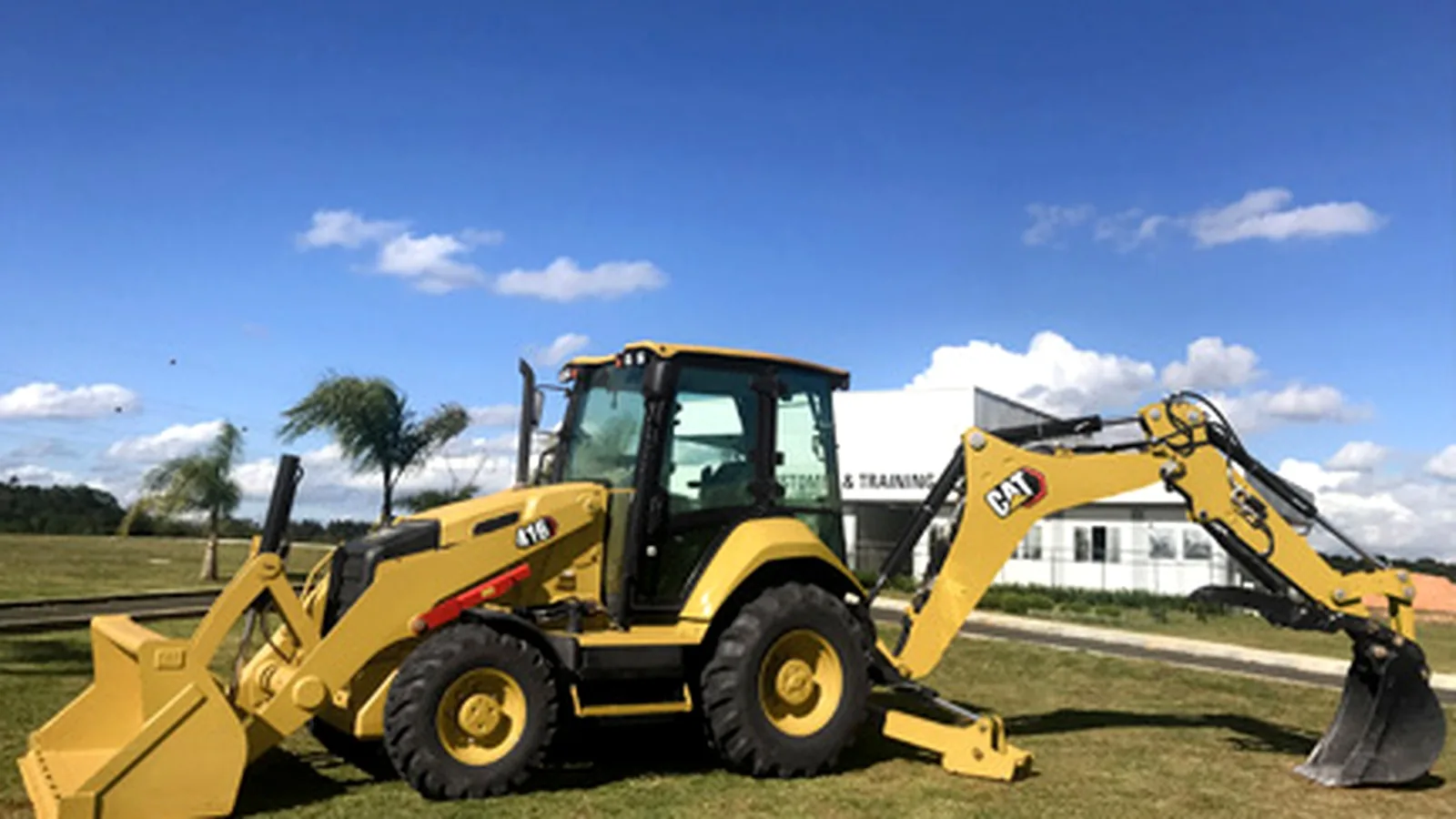 Retroescavadeira Caterpillar 416 trabalhando em obra de terraplenagem
